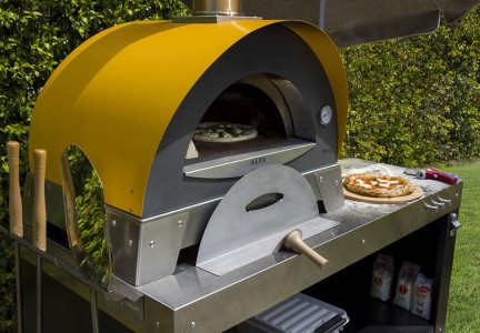Ciao wood fired oven with refractory floor light and easy to handle